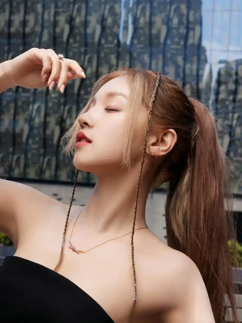 宋雨琦  抹胸连衣裙  美腿