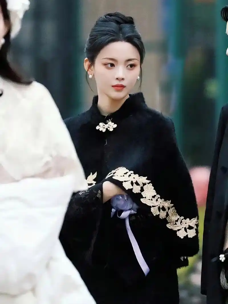 杨超越黑色披肩配短款旗袍造型没出圈,优雅美丽,小说里的贵族千金就是