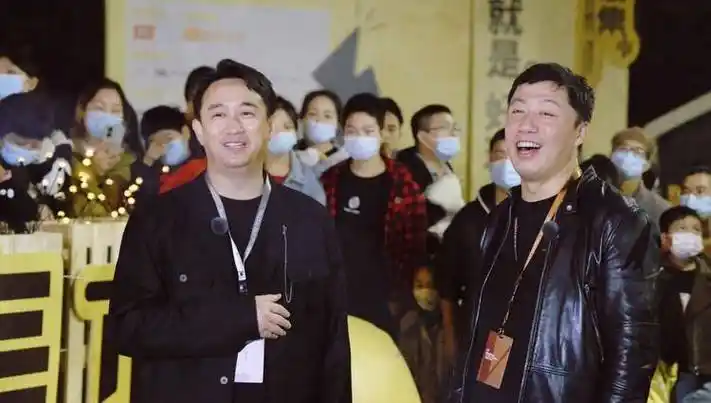 戏剧节黄磊成忙人,与王一博聚餐,为彭昱畅庆生,同男人帮私下聚_张艺兴