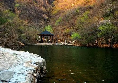 北京黄花城水长城国家4a级景区,位于怀柔区九渡河镇境内,因三段长城入