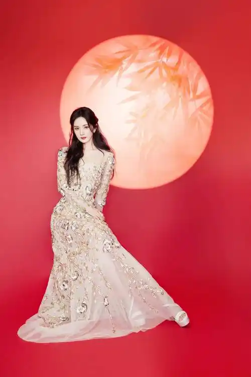 杨幂新亮相美貌太惊艳!穿高定裙大秀超模身材,颜值回春嫩成少女