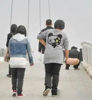 女游客厦门公园天桥上当众小便