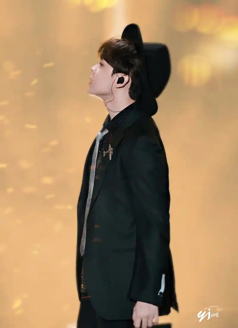 *图片*200425尤长靖  手指勾画你的侧脸 在你定格的每个瞬间 开合的唇