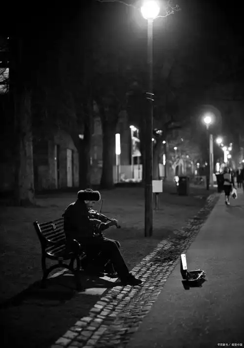 孤独的人喜欢深夜,他们享受着这份寂静的时光
