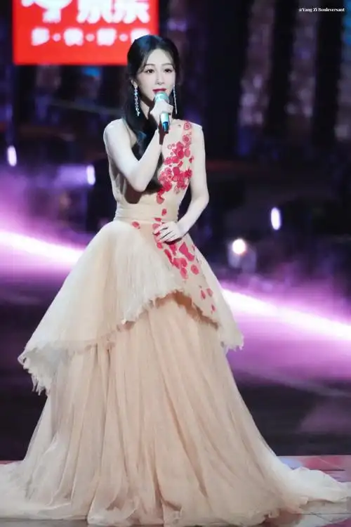 杨紫杏色花朵裙##湖南卫视跨年晚会