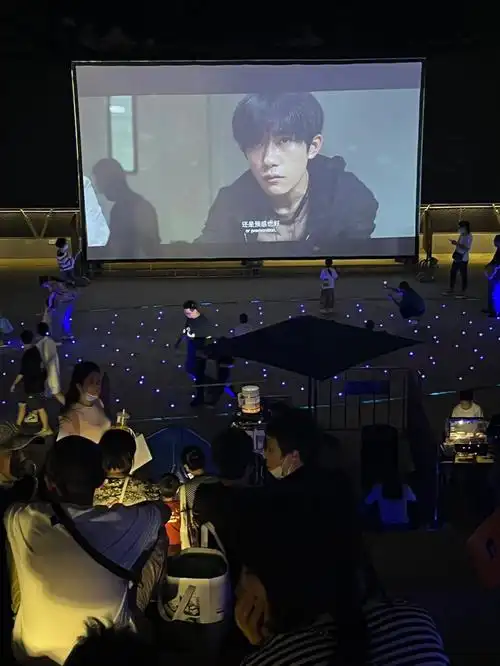 商场偶遇易烊千玺露天电影