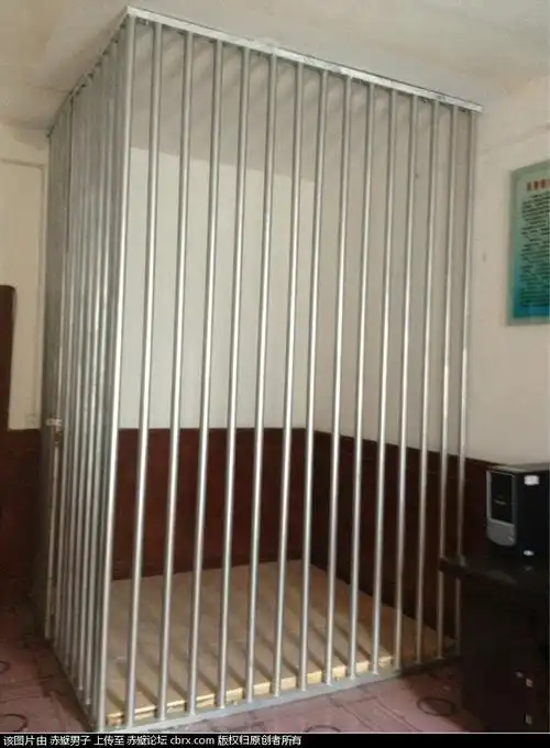 受害人在派出所被关的牢笼