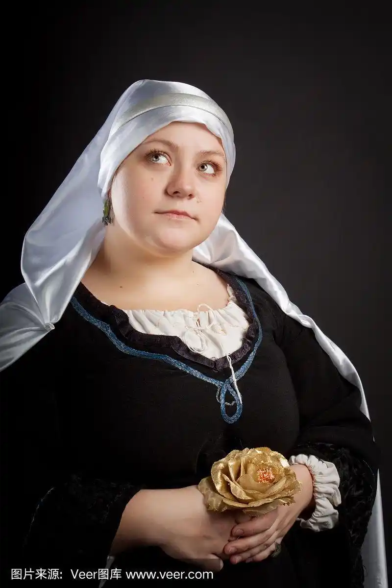 手持鲜花的中世纪妇女