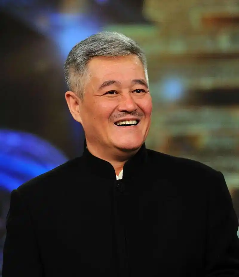 赵本山近况:61岁已满头白发,精神状态良好,却难再登春晚舞台