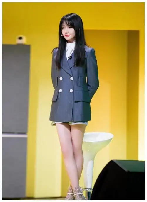 郑爽的腿也太绝了!西装搭配超短裤,腿部纤细又修长