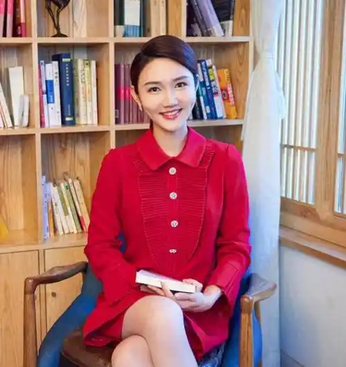 央视主播龙洋:从湖南走出的央视才女,32岁却仍是单身