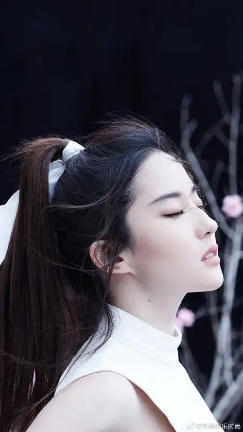 刘亦菲#怪不得这么多人喜欢刘亦菲,看看刘亦菲的侧颜杀,从出道起惊艳