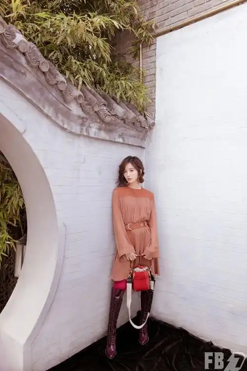 fb the 7th issue# 刘诗诗 | look1 慵懒浪漫的丝质连衣裙搭配过膝