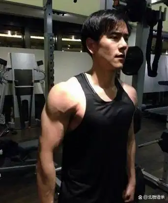 的健身计划,从一个可爱的小胖子,一跃成为了拥有八块腹肌的帅气男神