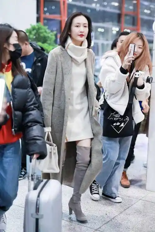 王鸥气质冬装,灰色呢大衣配过膝长靴,尽显成熟知性气质