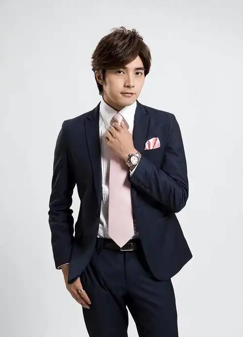 偶像剧男星贺军翔晒近照,身材发福颜值不再却更添成熟魅力!