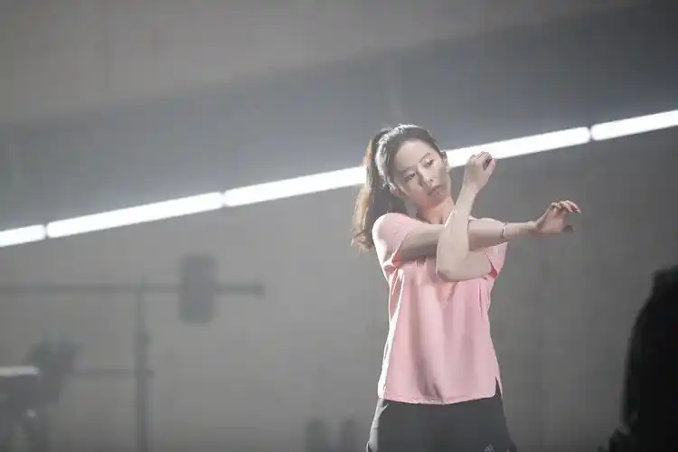 刘亦菲运动大片曝光穿运动服朝气活力