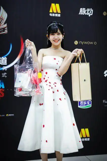 赖美云与官方伴手礼合影