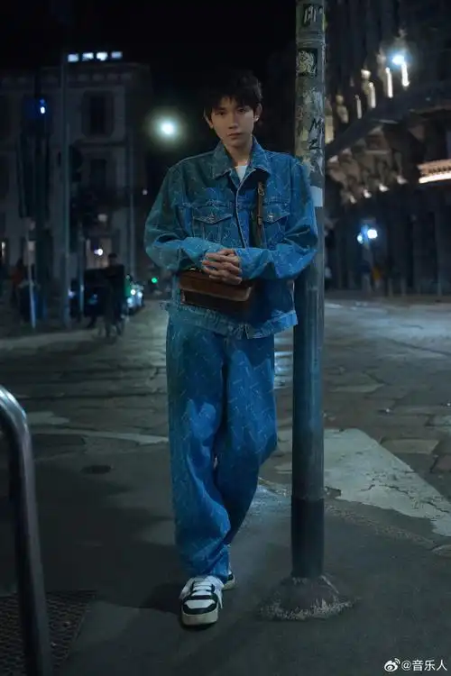王源米兰街头牛仔大片##王源米兰时装周上班造型