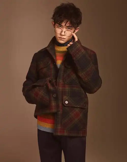 易烊千玺的斜杠造型 属于bottega veneta多彩美感美学_潮流_gq男士网