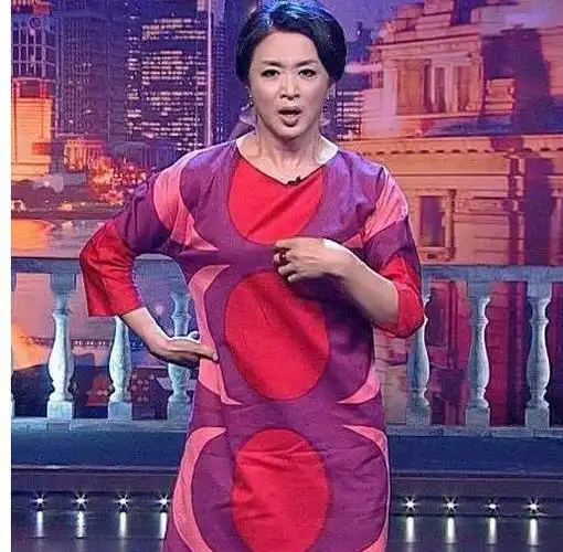 金星孕妇装霸气出镜,双手挺腰凸现小腹,网友:真的怀孕了?