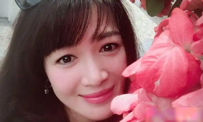 陈少霞嫁给富豪老公生活甜蜜,从落魄到阔太,人生实现逆转