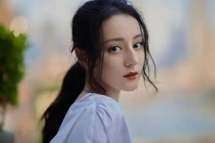 电脑壁纸 明星 大陆明星 迪丽热巴白色套装优雅大方写真