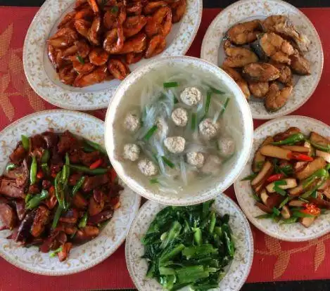 家里来客人做的5菜1汤,去饭店没200块下不来,大家觉得怎么样?