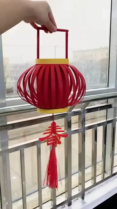 卡纸做的灯笼又大又结实,挂在窗户边太喜庆了,这下过年是真不用买了
