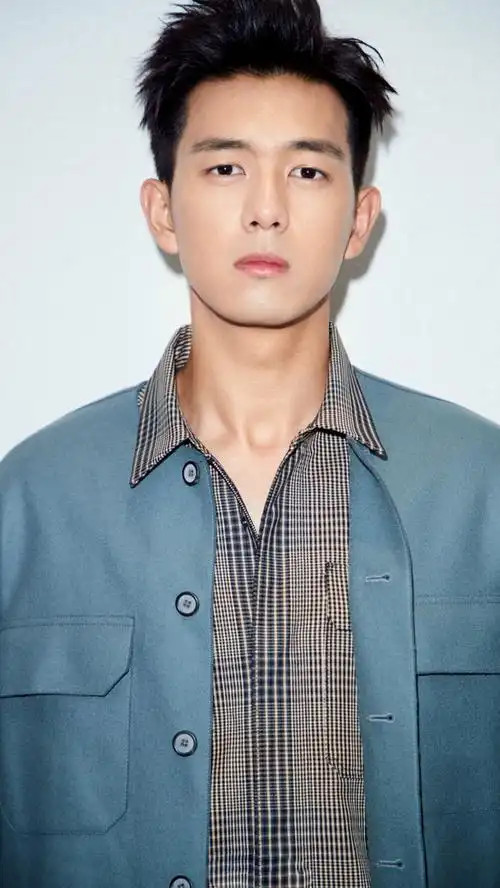 李现男友力十足休闲写真图片