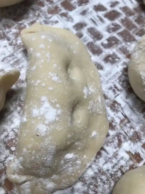 却越做越大,越做越大.变成了一个巨型的饺子