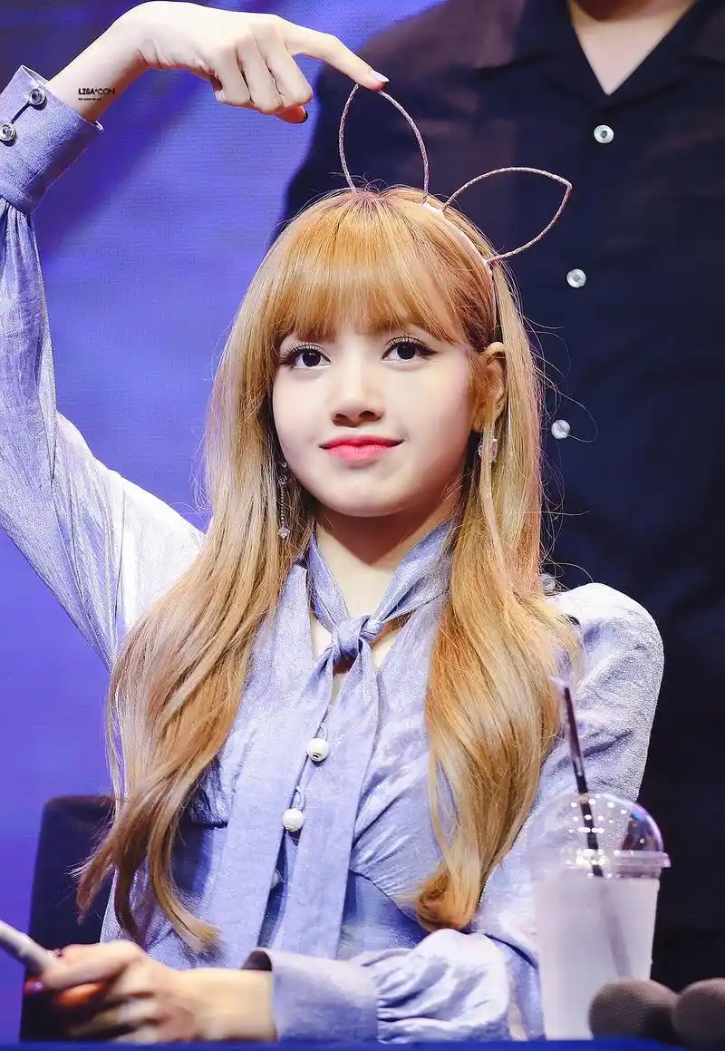 lisa到底是什么神仙颜值 热搜好身材都在霸屏