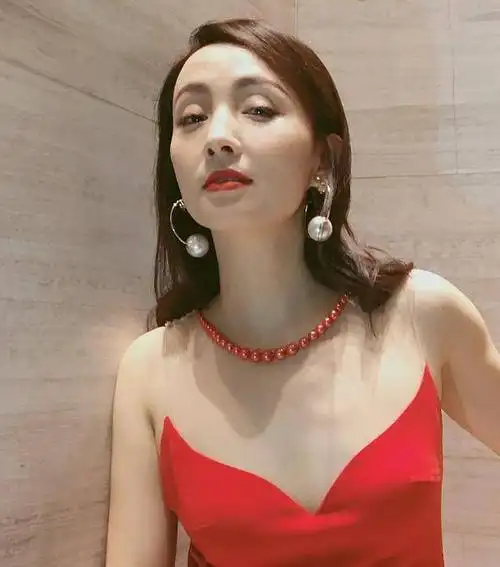 徐峥娶到真正的宝藏了陶虹51岁身材前凸后翘令人惊艳