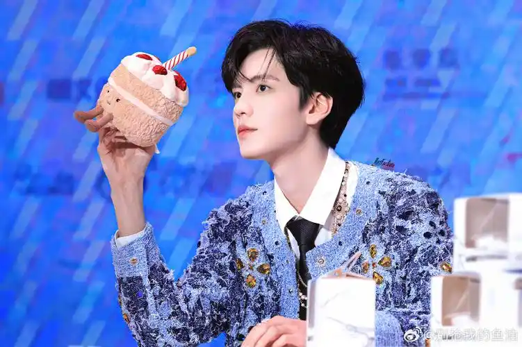 bwjbwj毕雯珺我们在不同的城市看不同的灯火阑珊不同的人来人往@bi