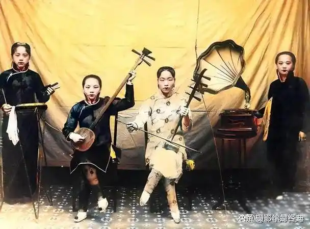 几名女子正在演奏着乐器,有敲着鼓的,有弹着弦子的,也有拉着胡琴的,在