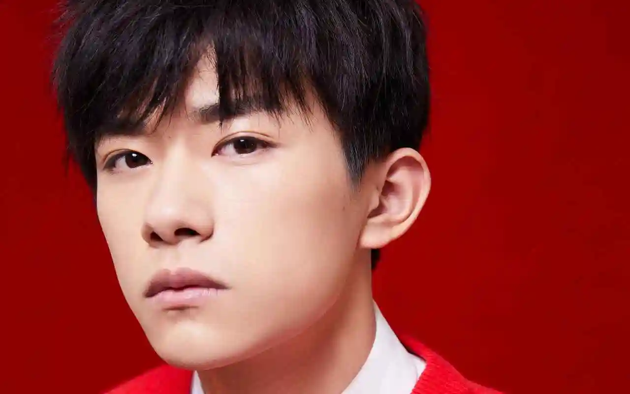 易烊千玺红色毛衣帅气写真