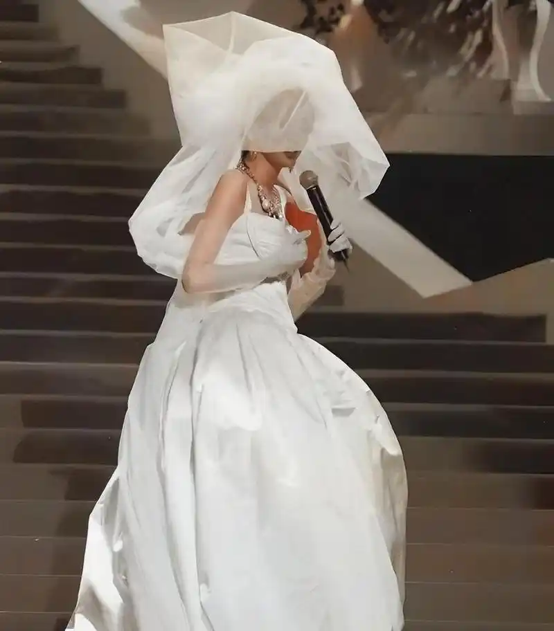 在2003年梅艳芳的演唱会上,她穿上婚纱,唱起了她最后一首歌《夕阳之