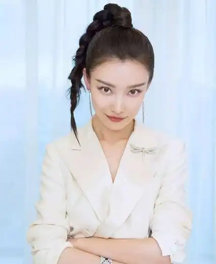 高马尾好看气质型女生图片 中长发马尾辫怎么扎