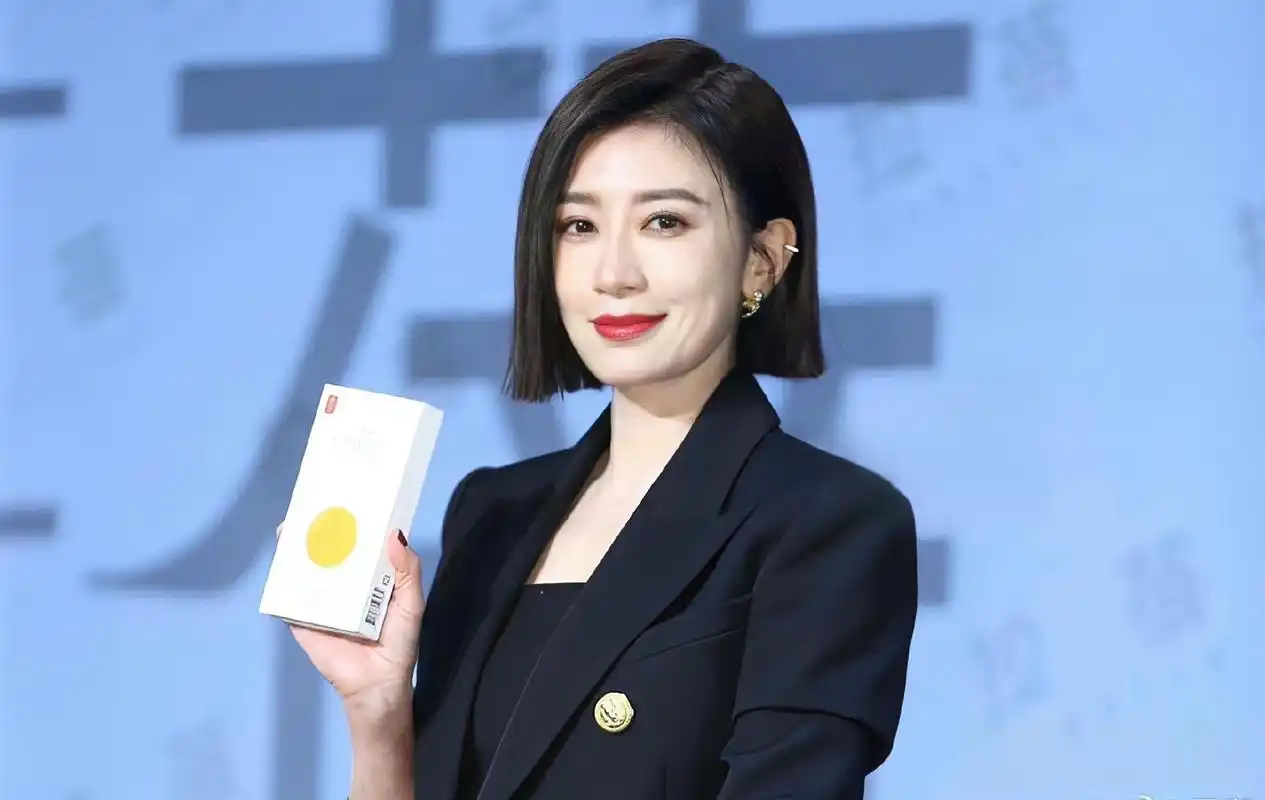 贾静雯50岁状态依旧能打,豪门退货原因曝光 近日,贾静雯凭借一条针织