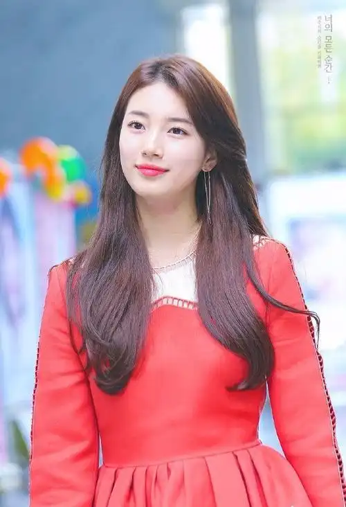 秀智女神长发披肩出席活动,只可惜穿了一条大妈的裙子