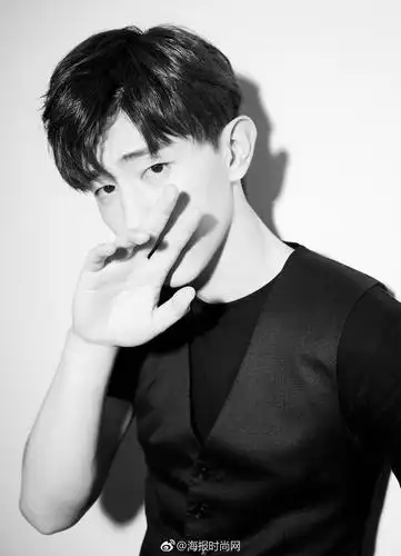 演员邓伦近日曝光一组光影大片