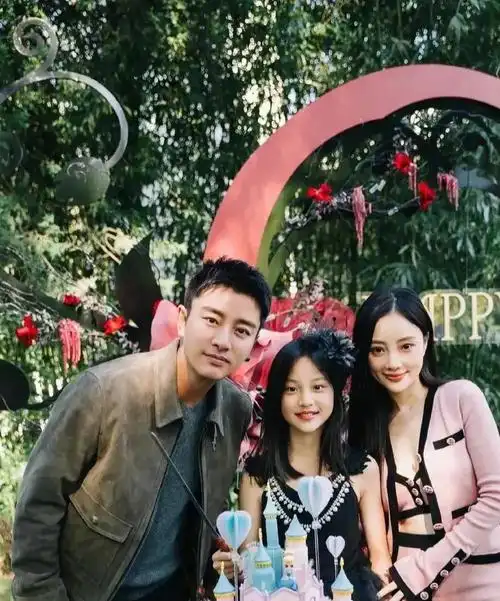 梅婷女儿参加钢琴比赛格子连衣裙搭配黑色打底裤和妈妈撞脸