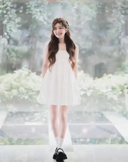 赵露思白色裤袜裙秀出修长双腿_照片_魅力_形象