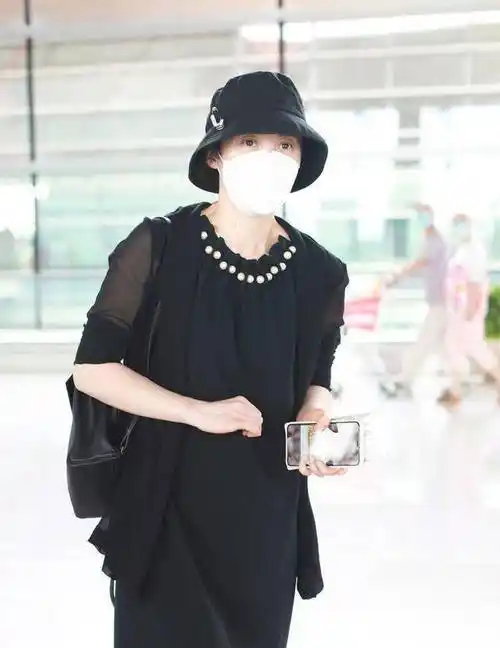 差点认不出,蒋勤勤素颜看上去憔悴,身材严重走样