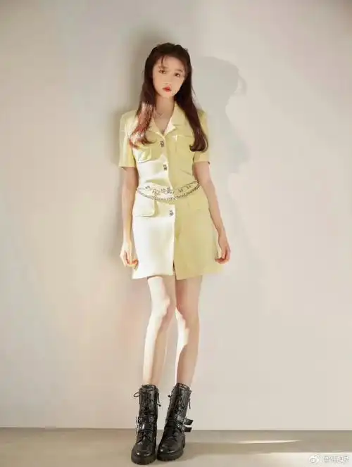 关晓彤真的很适合"拌嫩",身穿奶油黄连衣裙搭配黑色皮靴,"反季节"穿搭
