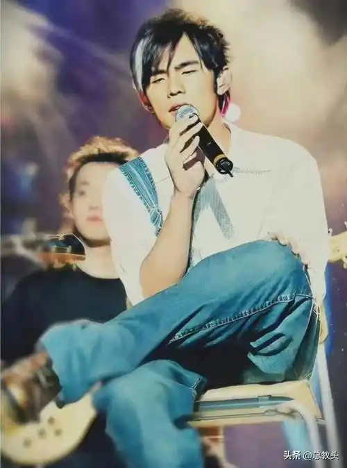 周杰伦:染着一小撮白毛,太帅了