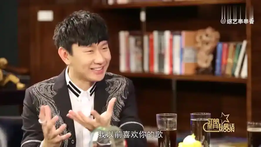 星月私房话:林俊杰一定是太爱音乐了,把钢琴当作老婆