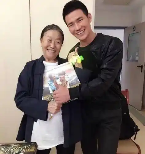 原创83岁丑娘张少华瘦成皮包骨说话有气无力现状令人堪忧