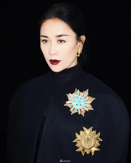 组图:那英黑色薄纱长裙配红唇显性感 美腿若隐若现秀蛮腰_高清图集