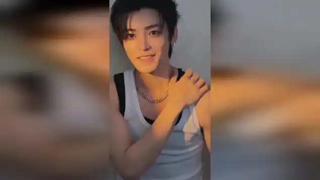 侯明昊[超话],享受美食,过节不可错过|短发帅哥_网易视频